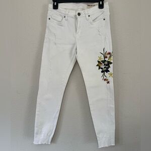 WishList Embroidered Jeans Size Medium